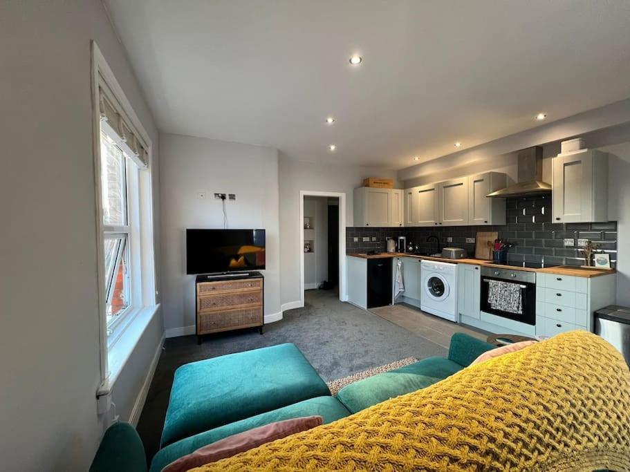 Bright, First Floor, One Bedroom Flat In Wimborne Wimborne Minster Eksteriør bilde